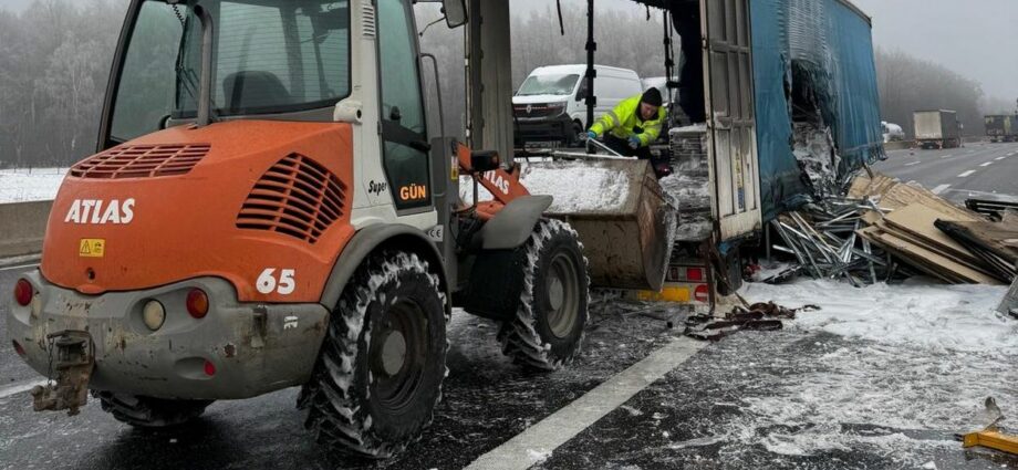 A4: Reifenbrand greift auf Lkw-Auflieger über – Fahrer rettet Zugmaschine