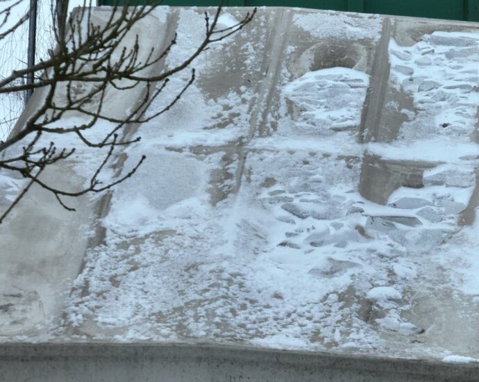 Gefahr von oben: Polizei stoppt 52 Fahrzeuge mit Schnee und Eis in Mittelhessen