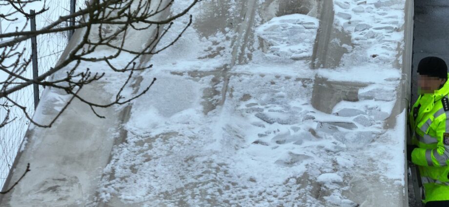 Gefahr von oben: Polizei stoppt 52 Fahrzeuge mit Schnee und Eis in Mittelhessen