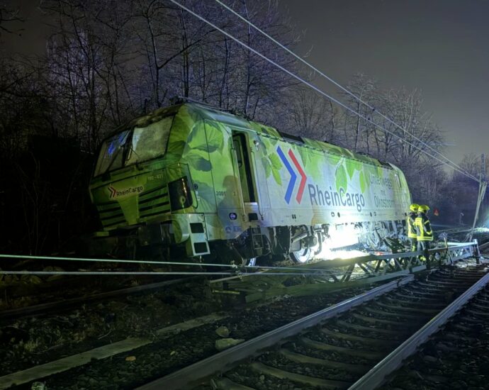 Bahnstrecke nach Entgleisung bei Hattersheim gesperrt