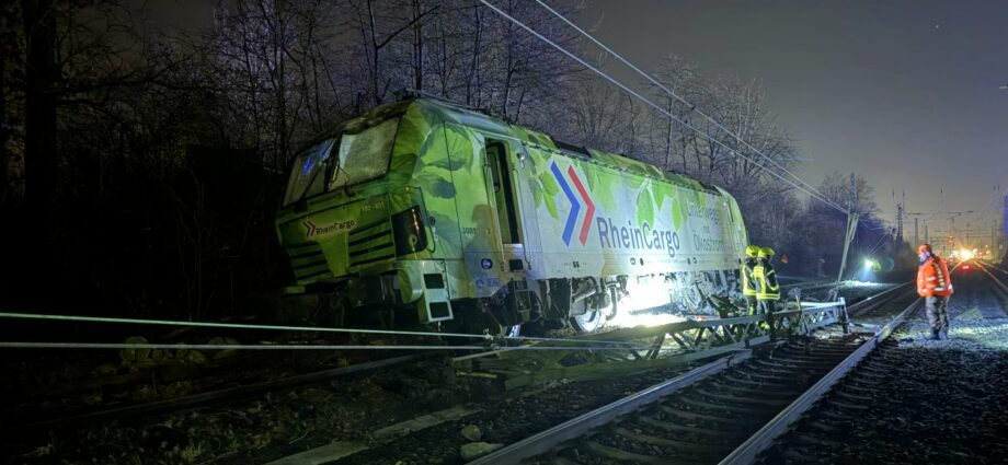 Bahnstrecke nach Entgleisung bei Hattersheim gesperrt