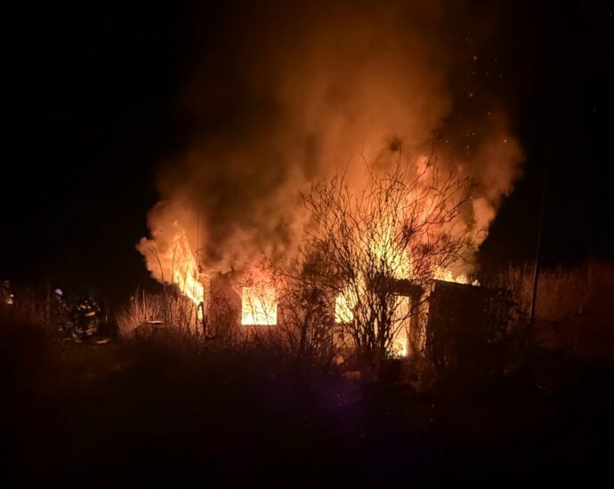 Gartenlaube auf ehemaligem Kleingartengelände in Kassel in Vollbrand Gartenlaube auf ehemaligem Kleingartengelände in Kassel in Vollbrand