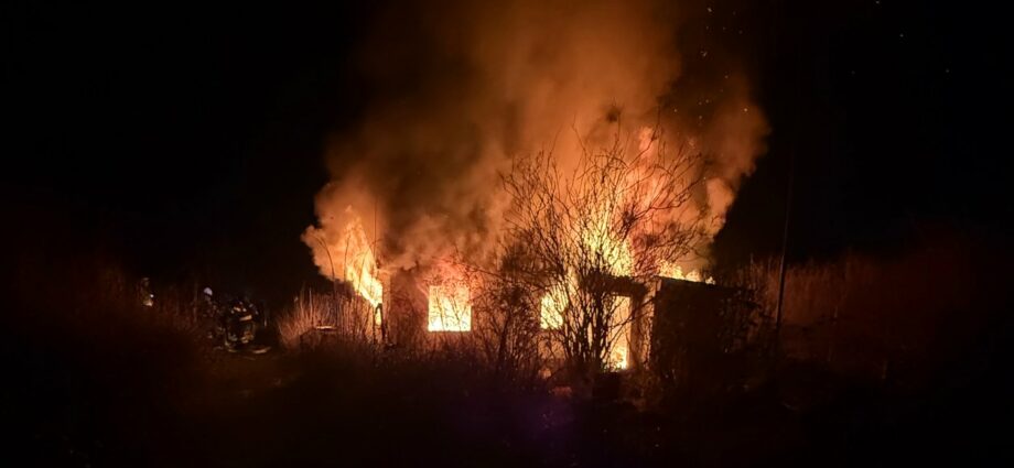 Gartenlaube auf ehemaligem Kleingartengelände in Kassel in Vollbrand