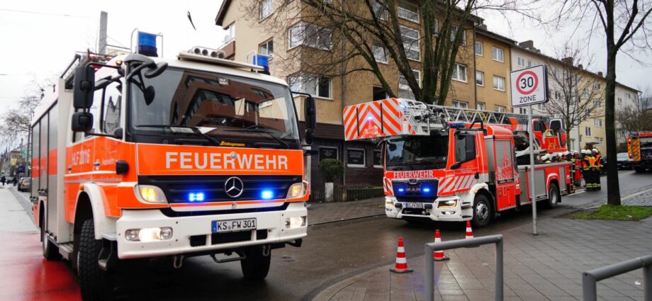 KS: Kellerbrand in Mehrfamilienhaus: Feuerwehr rettet sechs Personen