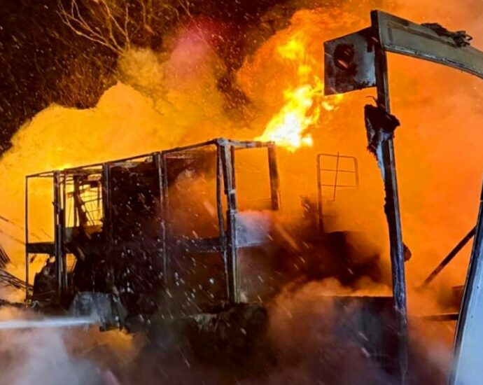 KS: LKW-Brand auf der A44 – Kühlauflieger brennt vollständig aus