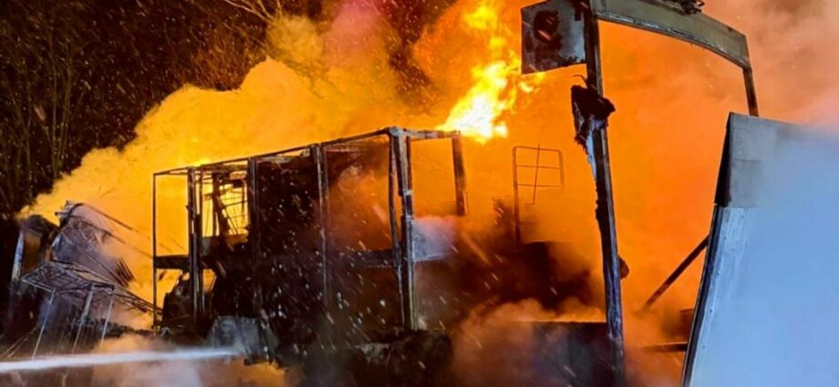 KS: LKW-Brand auf der A44 – Kühlauflieger brennt vollständig aus