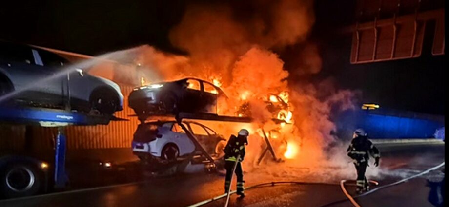 Autotransporter brannte auf A7 bei Kassel – Mehrere Elektrofahrzeuge betroffen