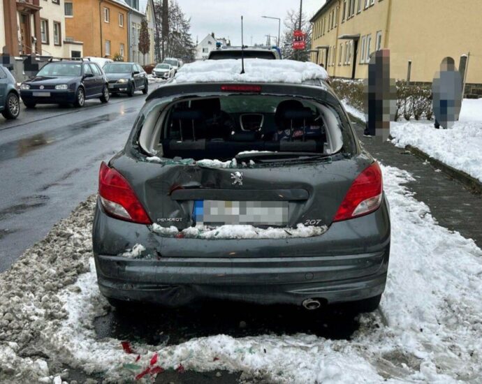 KS: Unfallflucht in der Pfarrstraße – Zwei Autos zusammengeschoben
