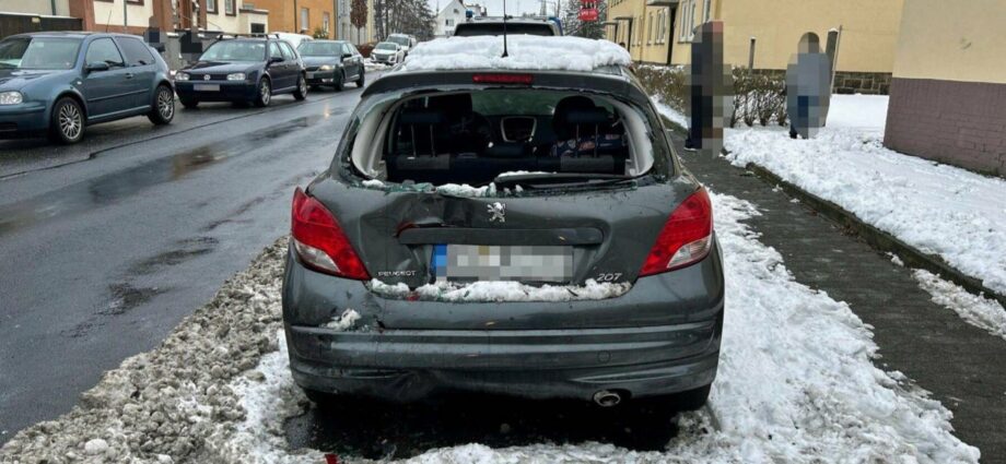 KS: Unfallflucht in der Pfarrstraße – Zwei Autos zusammengeschoben