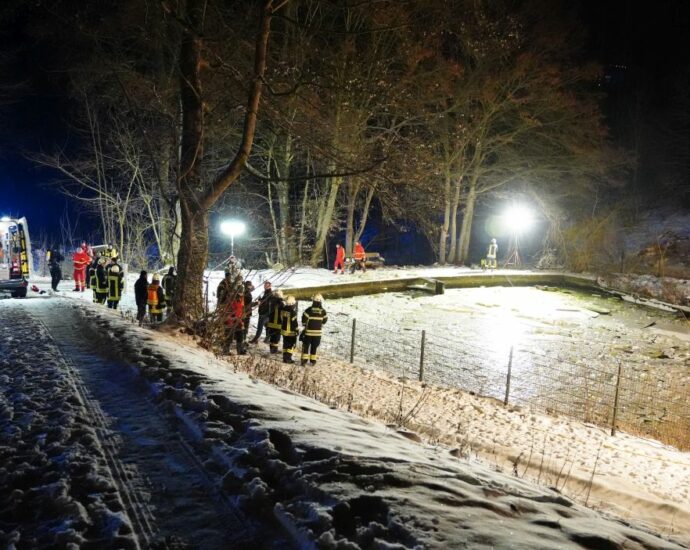 Kinderschlitten am Eisloch entdeckt – Großeinsatz in Marienhagen Kinderschlitten am Eisloch entdeckt – Großeinsatz in Marienhagen