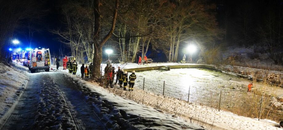 Kinderschlitten am Eisloch entdeckt – Großeinsatz in Marienhagen