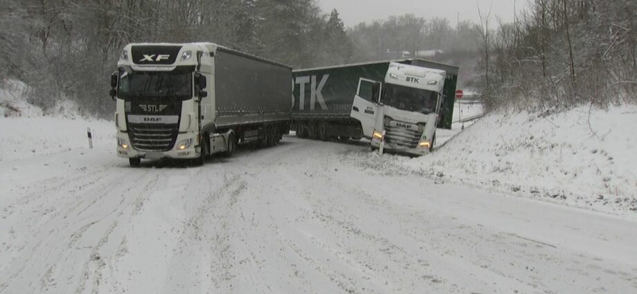 Nordhessen im Schneechaos: Über 70 Unfälle gemeldet Nordhessen im Schneechaos: Über 70 Unfälle gemeldet