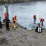 Eisloch und Badeutensilien am Stellbergsee: Großeinsatz mit Unterwasserdrohne