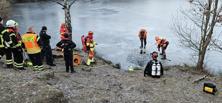 Eisloch und Badeutensilien am Stellbergsee: Großeinsatz mit Unterwasserdrohne