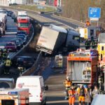 Reifenplatzer auf der A44 mit Folgen – Autobahn stundenlang gesperrt