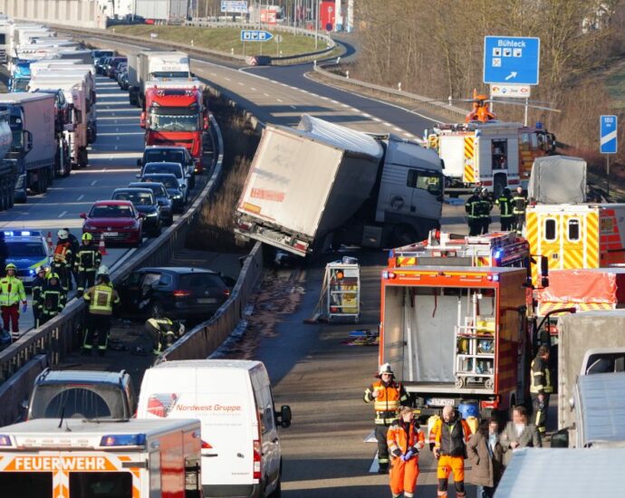 Reifenplatzer auf der A44 mit Folgen – Autobahn stundenlang gesperrt