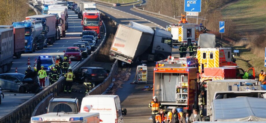 Reifenplatzer auf der A44 mit Folgen – Autobahn stundenlang gesperrt