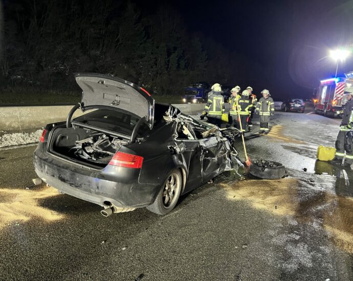 PKW kracht unter Sattelauflieger auf A7