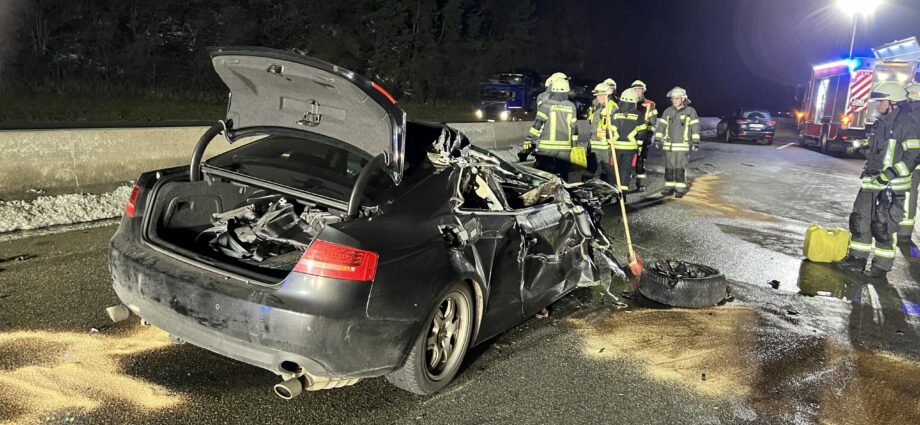 PKW kracht unter Sattelauflieger auf A7