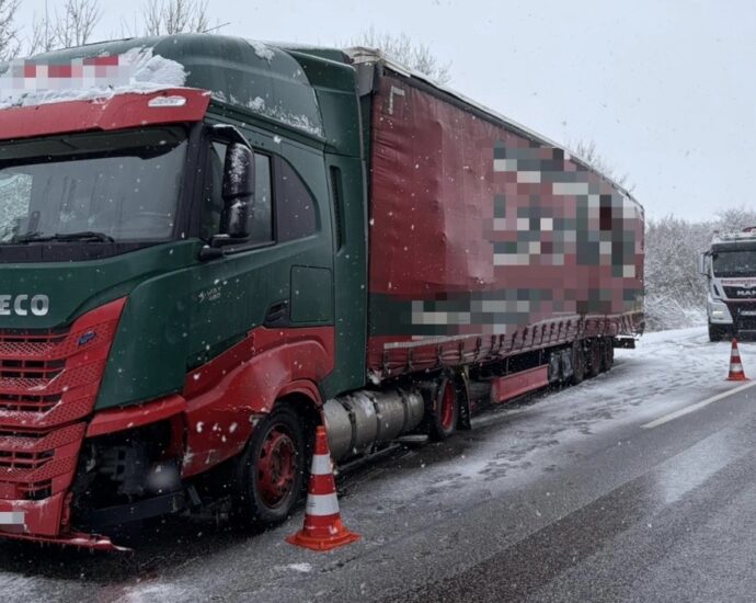 Herleshausen: LKW rutscht bei Winterglätte auf der A4 in die Leitplanke