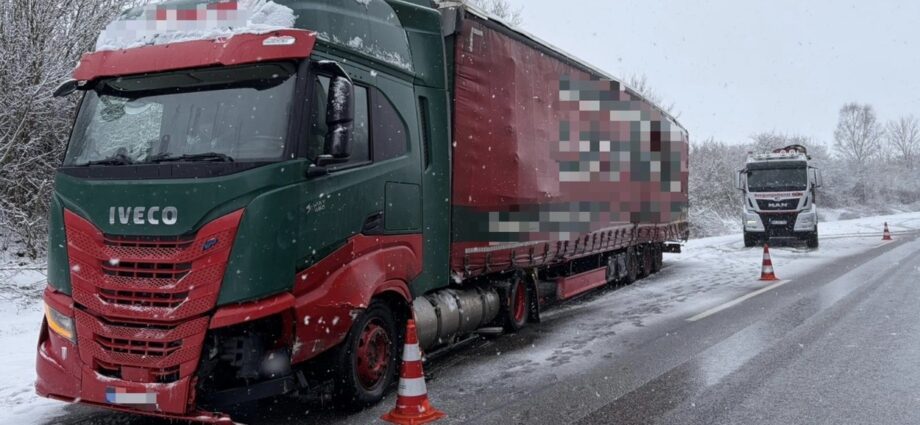 Herleshausen: LKW rutscht bei Winterglätte auf der A4 in die Leitplanke Herleshausen: LKW rutscht bei Winterglätte auf der A4 in die Leitplanke