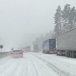 Winterdienst vom Schneefall überrascht, oder sind einfach nur die Laster Schuld?