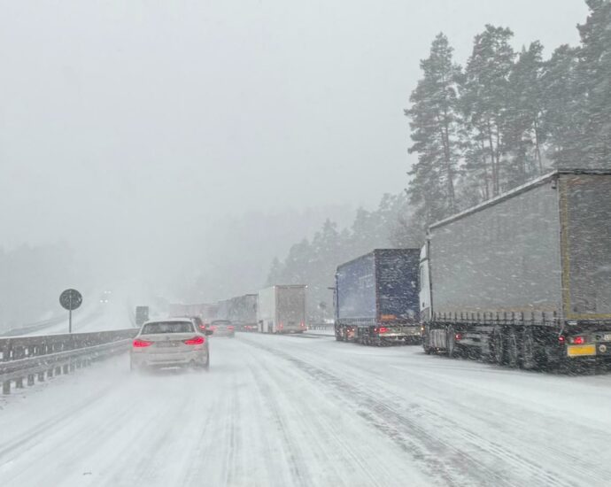 Winterdienst vom Schneefall überrascht, oder sind einfach nur die Laster Schuld?