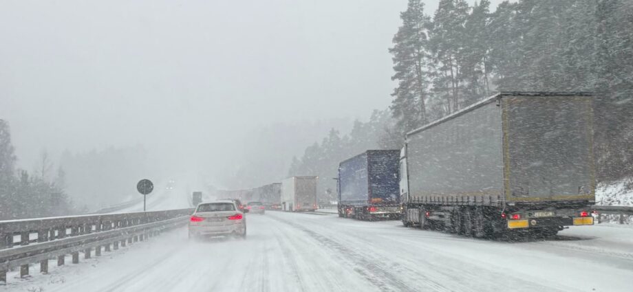 Winterdienst vom Schneefall überrascht, oder sind einfach nur die Laster Schuld? Winterdienst vom Schneefall überrascht, oder sind einfach nur die Laster Schuld?