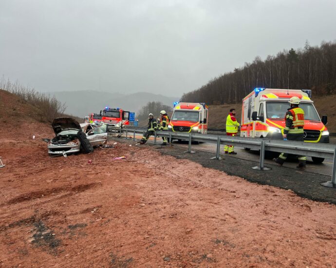 Mutter schläft am Steuer ein – Auto mit fünf Insassen überschlägt sich auf A4