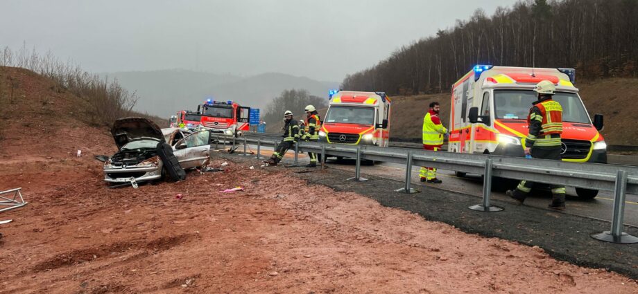 Mutter schläft am Steuer ein – Auto mit fünf Insassen überschlägt sich auf A4 Mutter schläft am Steuer ein – Auto mit fünf Insassen überschlägt sich auf A4