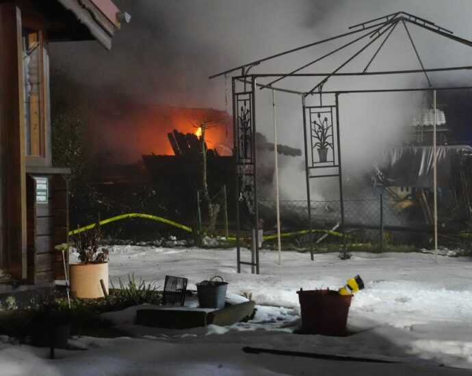 Löschversuche scheitern: Gartenlauben-Besitzer bei Brand verletzt