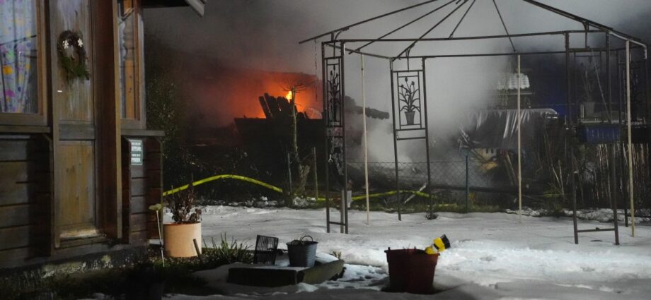 Löschversuche scheitern: Gartenlauben-Besitzer bei Brand verletzt