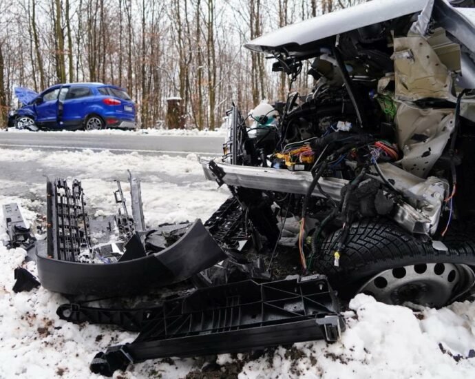 Vier Verletzte nach Glätteunfall nahe Breuna – Polizei sucht flüchtigen Lkw-Fahrer