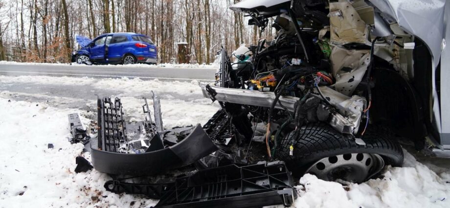 Vier Verletzte nach Glätteunfall nahe Breuna – Polizei sucht flüchtigen Lkw-Fahrer Vier Verletzte nach Glätteunfall nahe Breuna – Polizei sucht flüchtigen Lkw-Fahrer