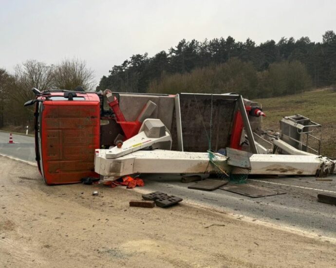 L3080: LKW-Arbeitsbühne kippt nahe Breuna um