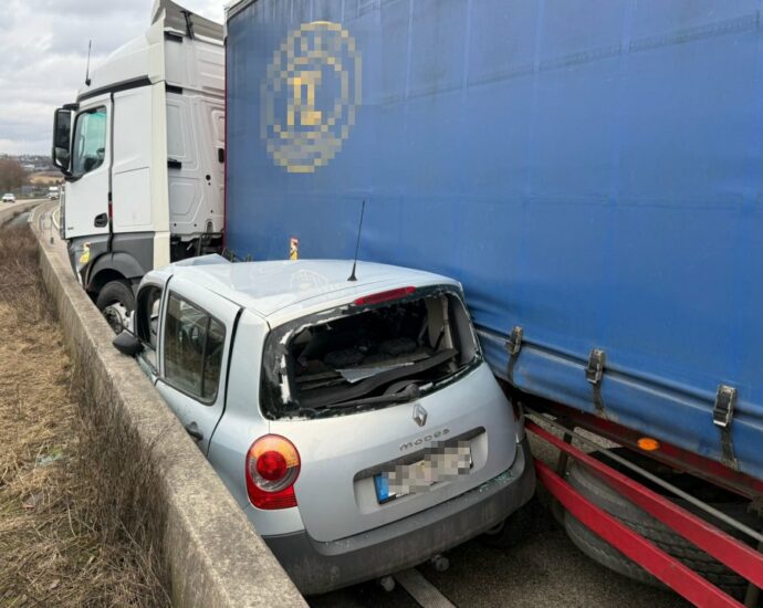 LKW-Reifenplatzer auf A49 – PKW in Betonleitplanke verkeilt
