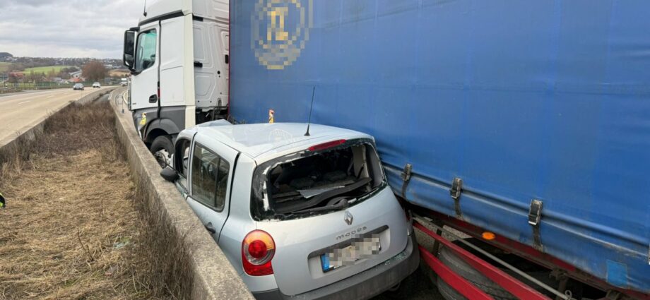 LKW-Reifenplatzer auf A49 – PKW in Betonleitplanke verkeilt LKW-Reifenplatzer auf A49 – PKW in Betonleitplanke verkeilt