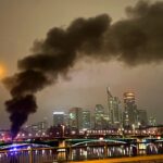 Reisebus am Mainufer in Vollbrand