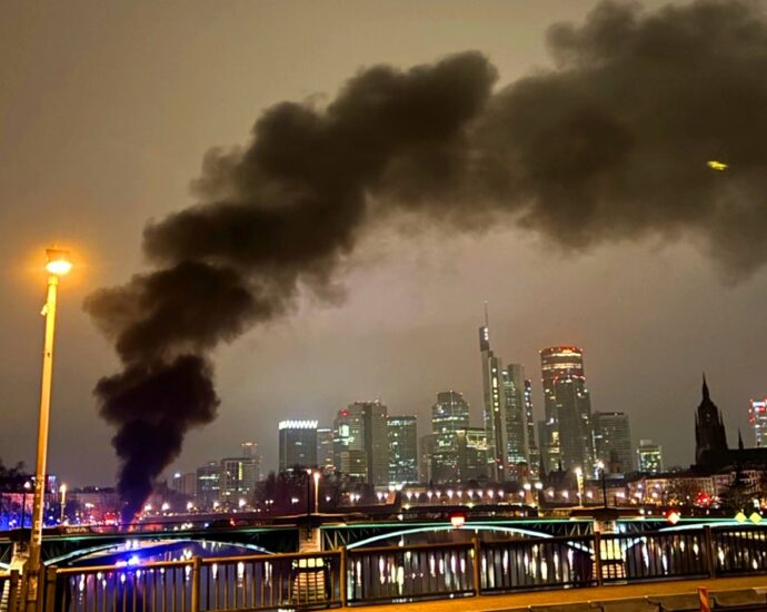 Reisebus am Mainufer in Vollbrand