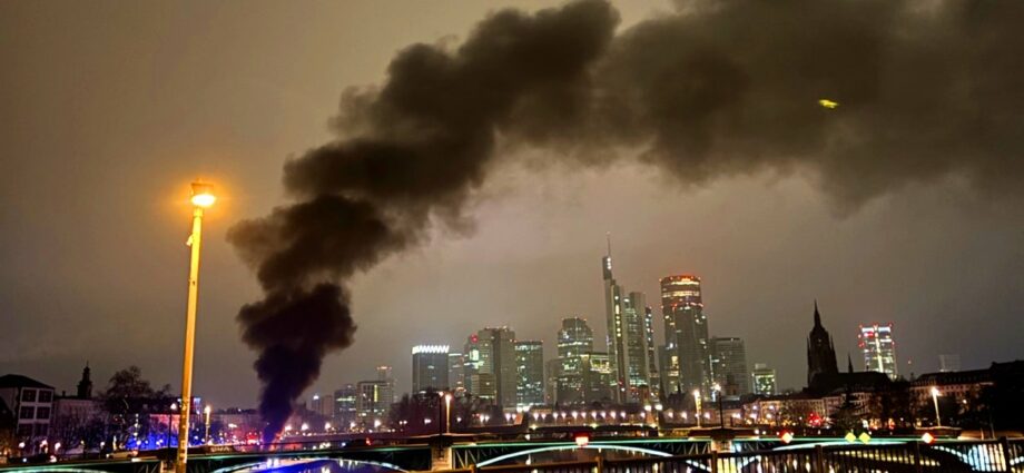 Reisebus am Mainufer in Vollbrand