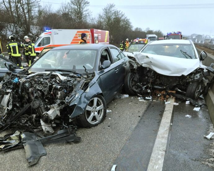 Vier Verletzte nach Unfall auf A7 bei Guxhagen – Gutachter im Einsatz
