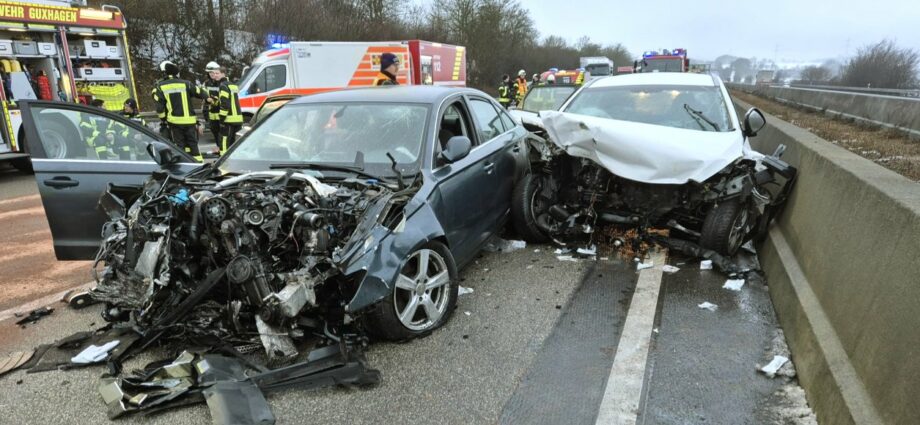 Vier Verletzte nach Unfall auf A7 bei Guxhagen – Gutachter im Einsatz