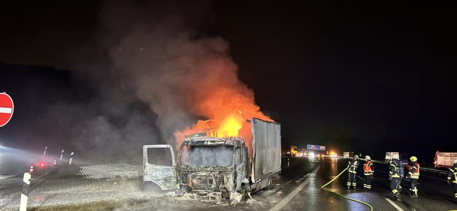 LKW-Brand auf der A7 bei Kassel – Vollsperrung in Fahrtrichtung Süden