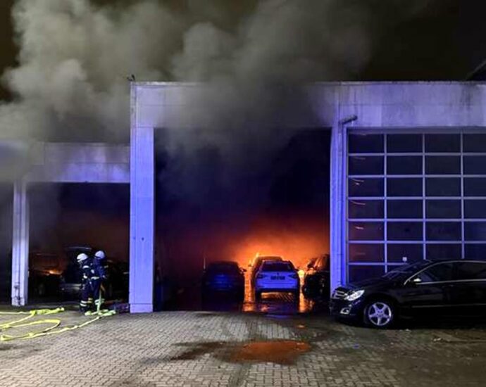 Feuer in Fahrzeughalle in Kassel schnell gelöscht