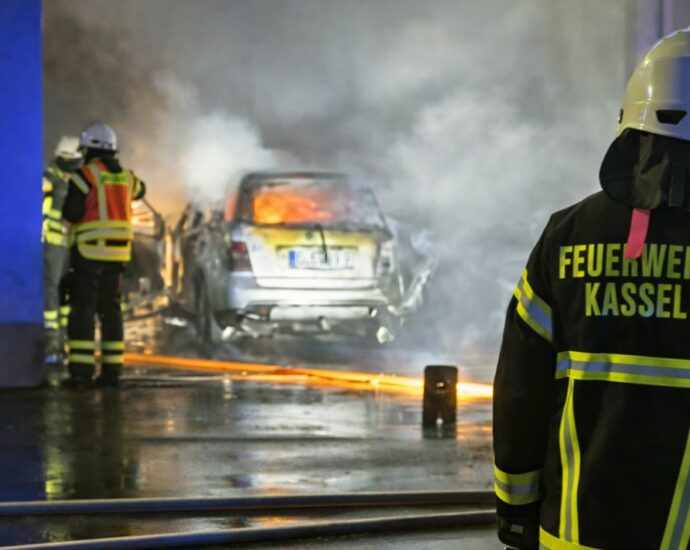 Kassel: Gewerbegebiet „Langes Feld“ – Fahrzeugbrand in Werkstatthalle