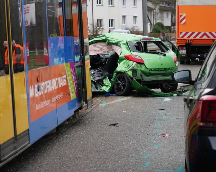 Schwerer Straßenbahnunfall in Kassel – PKW Fahrer lebensbedrohlich verletzt