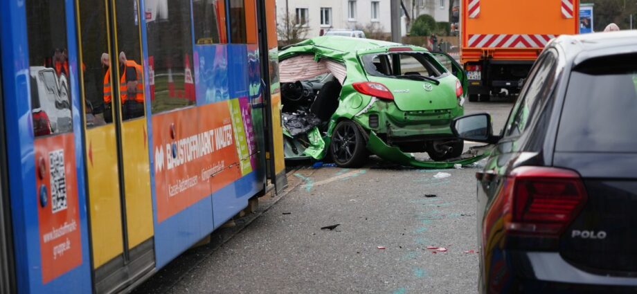 Schwerer Straßenbahnunfall in Kassel – PKW Fahrer lebensbedrohlich verletzt