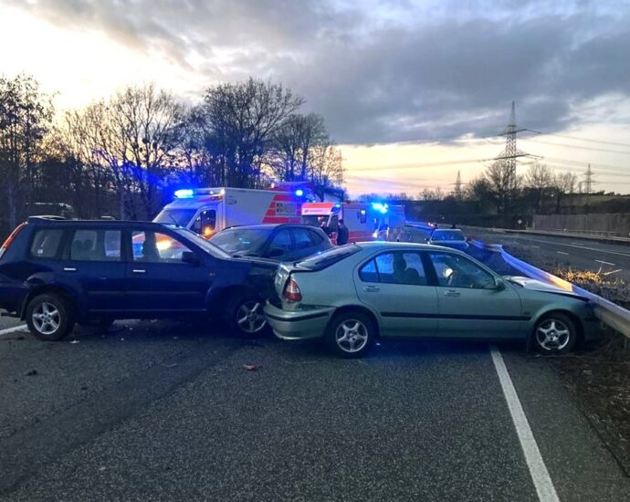 Drei Verletzte nach Unfall auf B7 bei Kaufungen