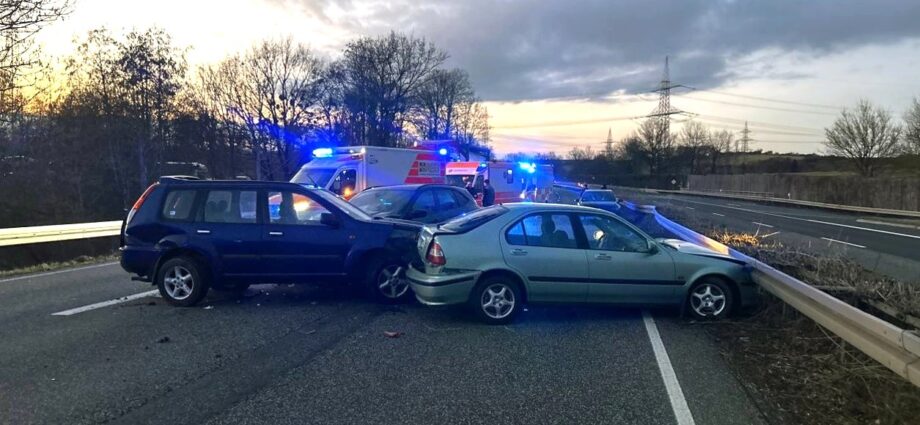 Drei Verletzte nach Unfall auf B7 bei Kaufungen Drei Verletzte nach Unfall auf B7 bei Kaufungen
