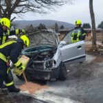 Pkw prallt in Veckerhagen gegen Baum – Rettungshubschrauber im Einsatz
